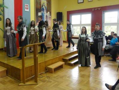  �lubowanie uczni�w klas pierwszych.