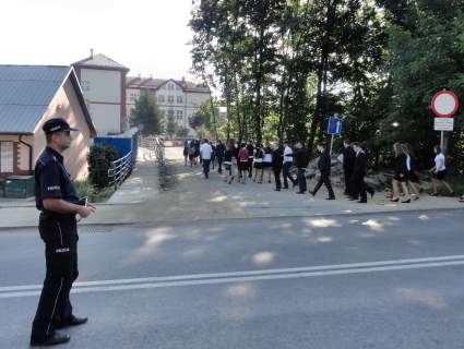 P)rzemarsz do szko�y pod okiem policjanta.