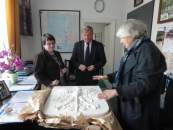 Przekazanie p�askorze�by z wizerunkiem god�a pa�stwowego.