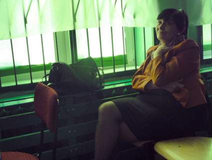 Pani S. Zi�lkowska przys�uchuje si� recytacjom swoich uczennic.