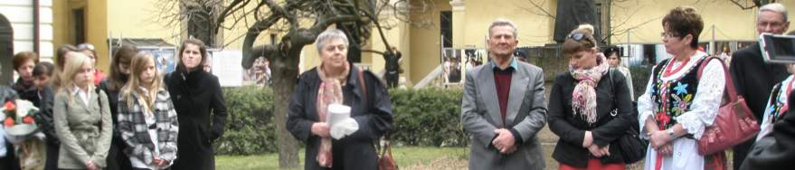 Uczestnicy spotkania przed pomnikiem Jana Paw�a II.