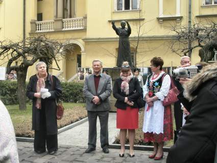 Przed pomnikiem Jana Paw�a II.
