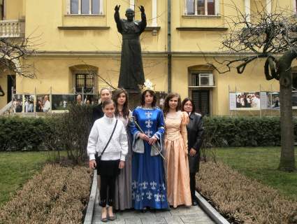 �egoci�ska delegacja przed pomnikiem Jana Paw�a II.