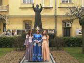 Uczennice naszej szko�y przedpomnikiem JP II.