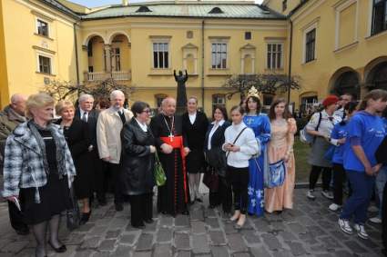 Pami�tkowe zdj�cie na dziedzi�cu Kurii. Foto: Tadeusz Warczak.