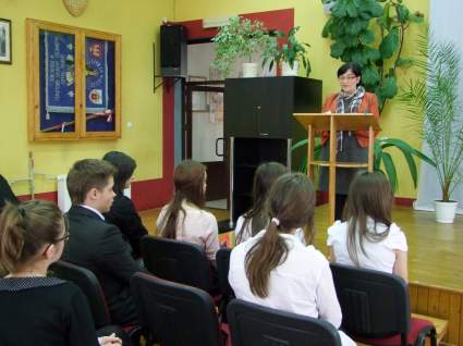 Stanis�awa Zi�lkowska wita przyby�ych.