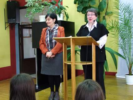 Przemawia dyrektor Danuta P�czek.