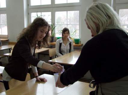 Natalia K�cka z Trzciany losuje numer startowy.