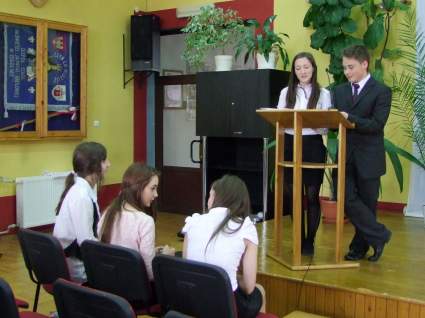 Recytator�w zapowiadali uczniowie: Z. Adamczyk i .Pilch.