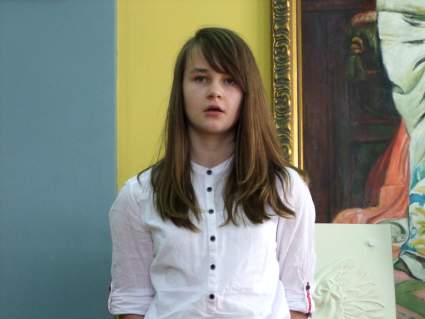 Dwunastu uczestnik�w z pi�ciu gimnazj�w, z trzech gmin wzi�o udzia� w drugiej edycji Konkursu Poezji i Recytacji pt. "U st�p Parnasu", zorganizowanego 29 marca 2012 roku w Zespole Szk� im. �wi�tej Jadwigi Kr�lowej w �egocinie. Bohaterem pierwszego konkursu by� Miko�aj Rej. W tym roku organizatorki - panie nauczycielki Stanis�awa Zi�lkowska i Karolina Oliwa-Jurczyk wybra�y naszego wieszcza narodowego - Adama Mickiewicza, kt�rego tw�rczo�� inny wybitny polski poeta Tadeusz R�ewicz w wierszu "Chleb" z 1955 roku tak okre�li�: "Chleb, kt�ry �ywi i zachwyca, kt�ry si� w krew narodu zamienia - poezja Mickiewicza". To w�a�nie fragment tego wiersza i portret Adama Mickiewicza zdobi�y scen�, na kt�rej prezentowali swoje umiej�tno�ci gimnazjali�ci.