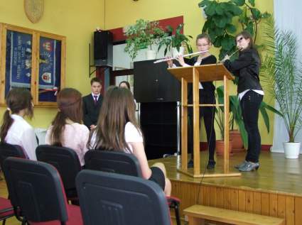 Dwunastu uczestnik�w z pi�ciu gimnazj�w, z trzech gmin wzi�o udzia� w drugiej edycji Konkursu Poezji i Recytacji pt. "U st�p Parnasu", zorganizowanego 29 marca 2012 roku w Zespole Szk� im. �wi�tej Jadwigi Kr�lowej w �egocinie. Bohaterem pierwszego konkursu by� Miko�aj Rej. W tym roku organizatorki - panie nauczycielki Stanis�awa Zi�lkowska i Karolina Oliwa-Jurczyk wybra�y naszego wieszcza narodowego - Adama Mickiewicza, kt�rego tw�rczo�� inny wybitny polski poeta Tadeusz R�ewicz w wierszu "Chleb" z 1955 roku tak okre�li�: "Chleb, kt�ry �ywi i zachwyca, kt�ry si� w krew narodu zamienia - poezja Mickiewicza". To w�a�nie fragment tego wiersza i portret Adama Mickiewicza zdobi�y scen�, na kt�rej prezentowali swoje umiej�tno�ci gimnazjali�ci.