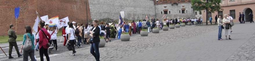 Uczestnicy Zjazdu w drodze na Wawel.
