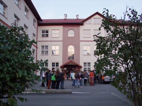 Po przyje�dzie- powitanie przed szko��.