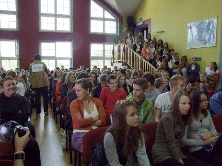 Po�egnalne spotkanie w szkolnej auli.