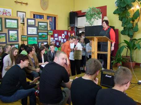 Po�egnalne spotkanie w szkolnej auli.