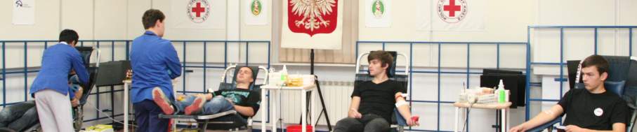 Uczniowie klasy SG LO w �egocinie podczas oddawania krwi.