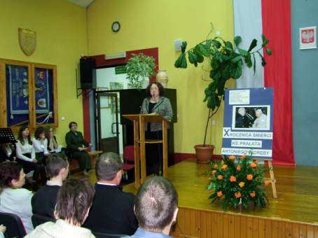 13 pa�dziernika 2003 roku, podczas szkolnych obchod�w Dnia Edukacji Narodowej w Zespole Szk� w �egocinie, mia�o tak�e miejsce nadanie szkolnej auli imienia Ksi�dza Antoniego Por�by