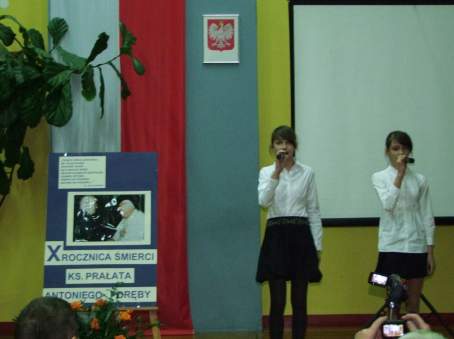 13 pa�dziernika 2003 roku, podczas szkolnych obchod�w Dnia Edukacji Narodowej w Zespole Szk� w �egocinie, mia�o tak�e miejsce nadanie szkolnej auli imienia Ksi�dza Antoniego Por�by