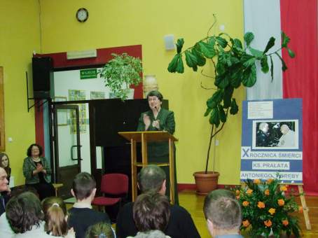 13 pa�dziernika 2003 roku, podczas szkolnych obchod�w Dnia Edukacji Narodowej w Zespole Szk� w �egocinie, mia�o tak�e miejsce nadanie szkolnej auli imienia Ksi�dza Antoniego Por�by