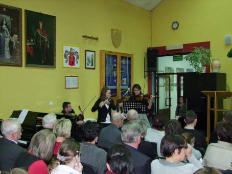 13 pa�dziernika 2003 roku, podczas szkolnych obchod�w Dnia Edukacji Narodowej w Zespole Szk� w �egocinie, mia�o tak�e miejsce nadanie szkolnej auli imienia Ksi�dza Antoniego Por�by