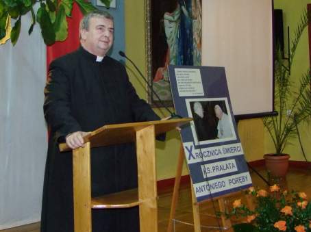 13 pa�dziernika 2003 roku, podczas szkolnych obchod�w Dnia Edukacji Narodowej w Zespole Szk� w �egocinie, mia�o tak�e miejsce nadanie szkolnej auli imienia Ksi�dza Antoniego Por�by