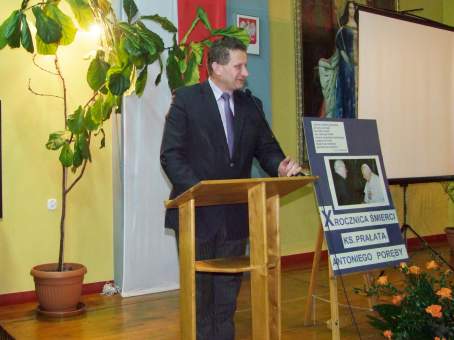 13 pa�dziernika 2003 roku, podczas szkolnych obchod�w Dnia Edukacji Narodowej w Zespole Szk� w �egocinie, mia�o tak�e miejsce nadanie szkolnej auli imienia Ksi�dza Antoniego Por�by