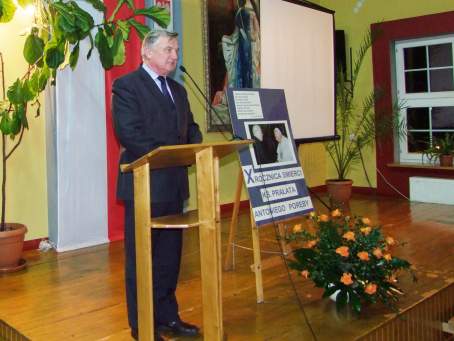 13 pa�dziernika 2003 roku, podczas szkolnych obchod�w Dnia Edukacji Narodowej w Zespole Szk� w �egocinie, mia�o tak�e miejsce nadanie szkolnej auli imienia Ksi�dza Antoniego Por�by