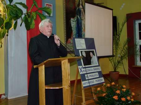 13 pa�dziernika 2003 roku, podczas szkolnych obchod�w Dnia Edukacji Narodowej w Zespole Szk� w �egocinie, mia�o tak�e miejsce nadanie szkolnej auli imienia Ksi�dza Antoniego Por�by