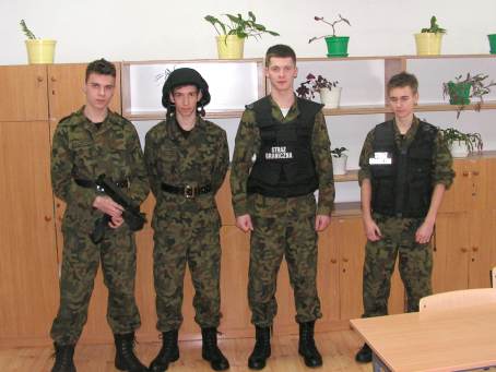 Ciekawe zaj�cia uczni�w klasy Stra�y Granicznej - 14.02.2013 r.
