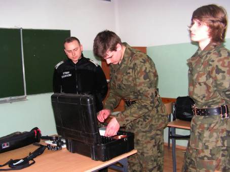Ciekawe zaj�cia uczni�w klasy Stra�y Granicznej - 14.02.2013 r.