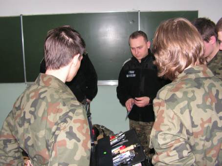 Ciekawe zaj�cia uczni�w klasy Stra�y Granicznej - 14.02.2013 r.