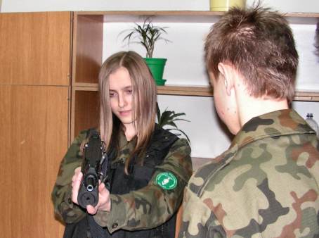 Ciekawe zaj�cia uczni�w klasy Stra�y Granicznej - 14.02.2013 r.