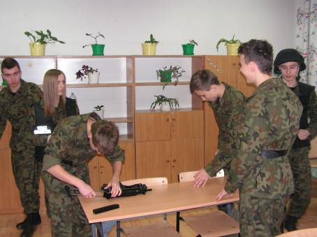 Ciekawe zaj�cia uczni�w klasy Stra�y Granicznej - 14.02.2013 r.