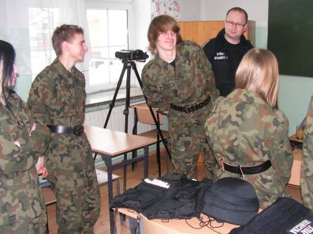 Ciekawe zaj�cia uczni�w klasy Stra�y Granicznej - 14.02.2013 r.