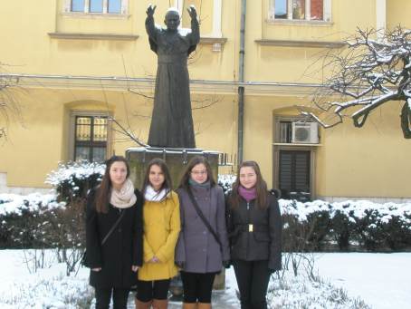 Delegacja z gminazjum pod pomnikiem JP II.