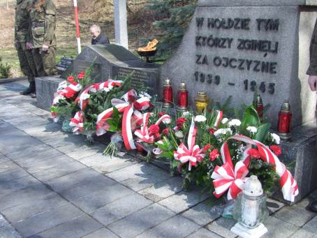 Uroczysto�� patriotyczna przy pomniku w �egocinie - 15.04.2013 r.