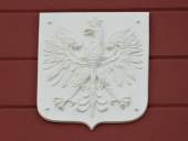 Orze� na frontonie budynku.