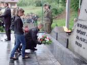 Sk�adanie kwiat�w przy pomniku.