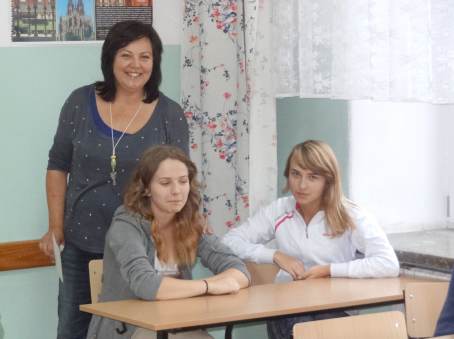 Agata Talaska z uczennicami ZS w �egocinie.