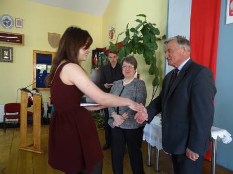 Wr�czenie �wiadectw i po�egnanie absolwent�w LO - 24.04.2015 r.