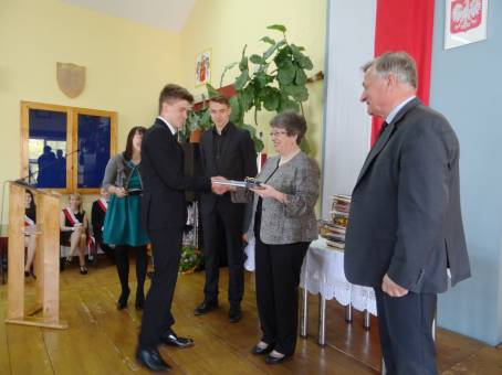 Wr�czenie �wiadectw i po�egnanie absolwent�w LO - 24.04.2015 r.