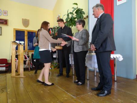 Wr�czenie �wiadectw i po�egnanie absolwent�w LO - 24.04.2015 r.