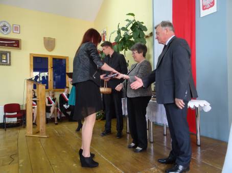 Wr�czenie �wiadectw i po�egnanie absolwent�w LO - 24.04.2015 r.