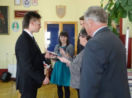 Wr�czenie �wiadectw i po�egnanie absolwent�w LO - 24.04.2015 r.