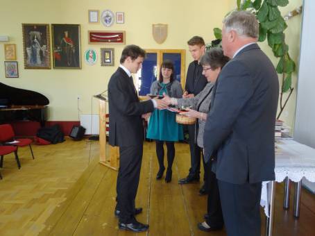 Wr�czenie �wiadectw i po�egnanie absolwent�w LO - 24.04.2015 r.