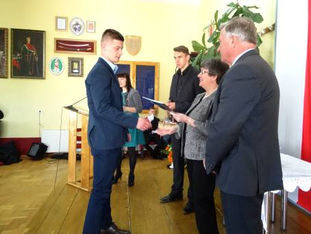 Wr�czenie �wiadectw i po�egnanie absolwent�w LO - 24.04.2015 r.