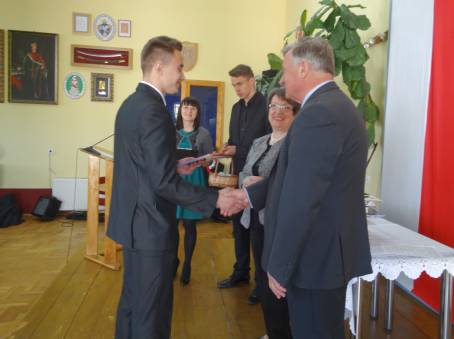 Wr�czenie �wiadectw i po�egnanie absolwent�w LO - 24.04.2015 r.