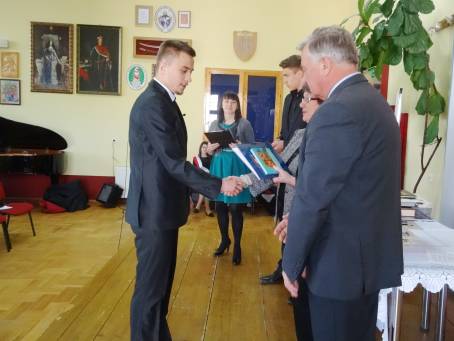 Wr�czenie �wiadectw i po�egnanie absolwent�w LO - 24.04.2015 r.