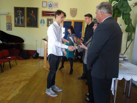 Wr�czenie �wiadectw i po�egnanie absolwent�w LO - 24.04.2015 r.