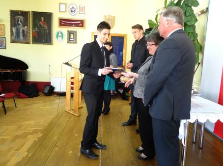 Wr�czenie �wiadectw i po�egnanie absolwent�w LO - 24.04.2015 r.